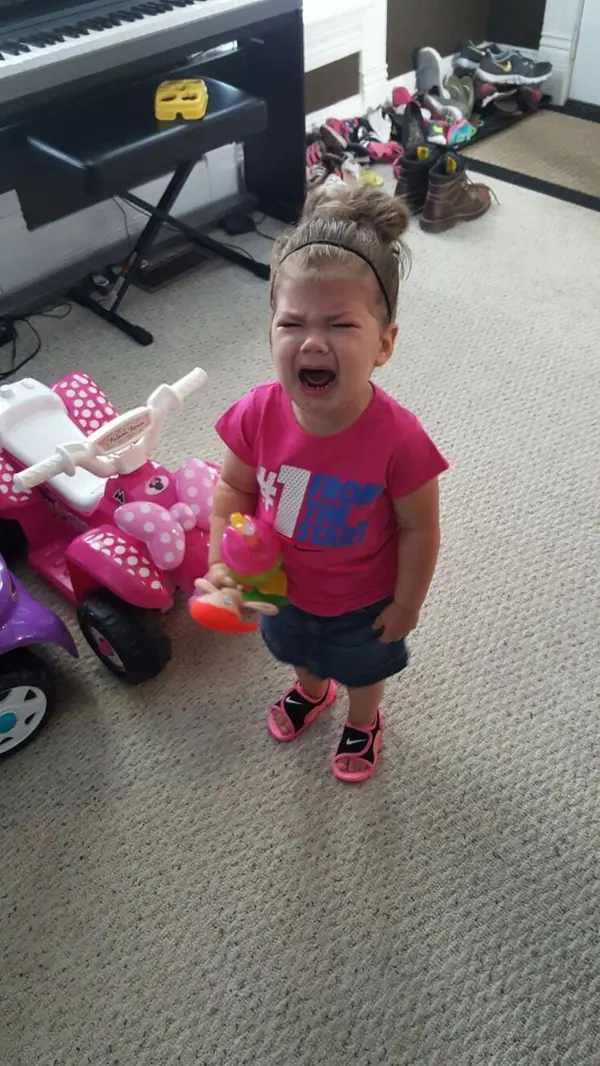 Niña frustrada llorando